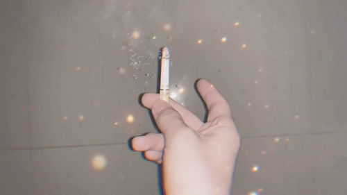 我把一天的心酸寄存在一口煙里,卻發(fā)現(xiàn)這一口煙抽不完一天
