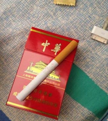 大叔刷卡買中華煙,買后收到短信:欠款“2億”,頓時無語