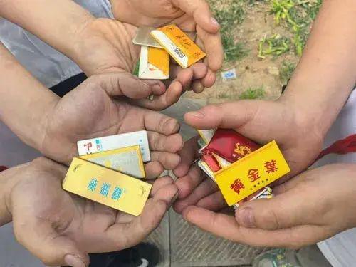 三年級男孩因成績退步25名,父親怒燒近千張煙卡,評論區(qū)炸了